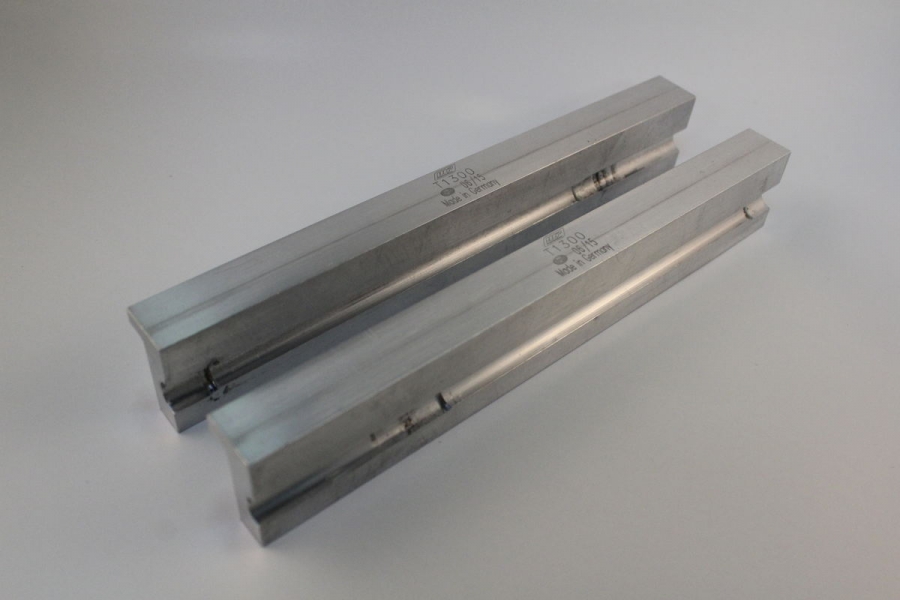 CLAMP FOR NEEDLE GUIDING LINK